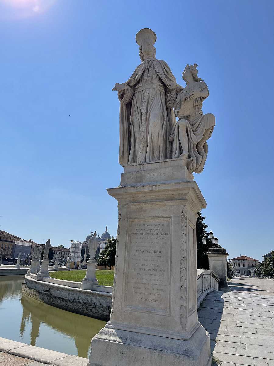 פסלו של אנדראה ממו בכניסה הצפונית לכיכר פראטו דלה ואלה