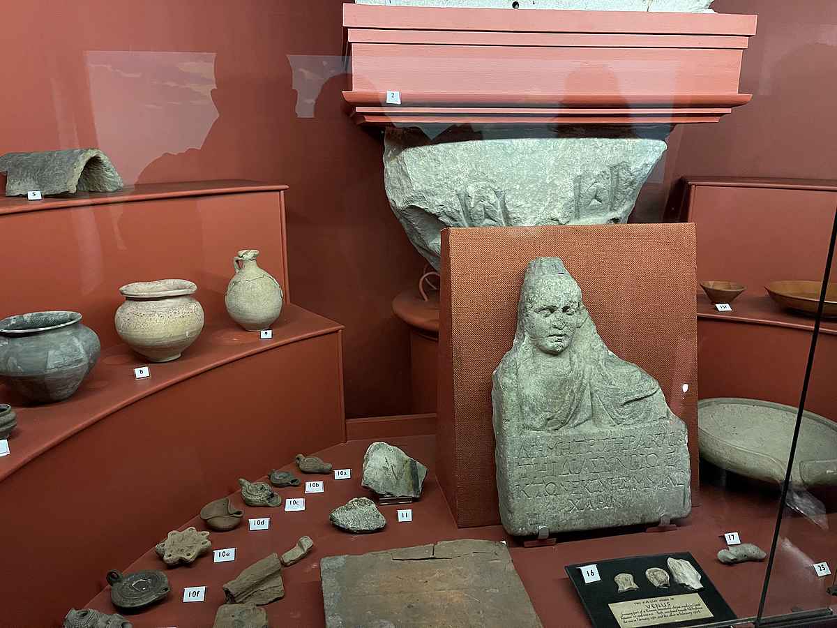ממצאים ארכאולוגיים במוזיאון הקריפטה
