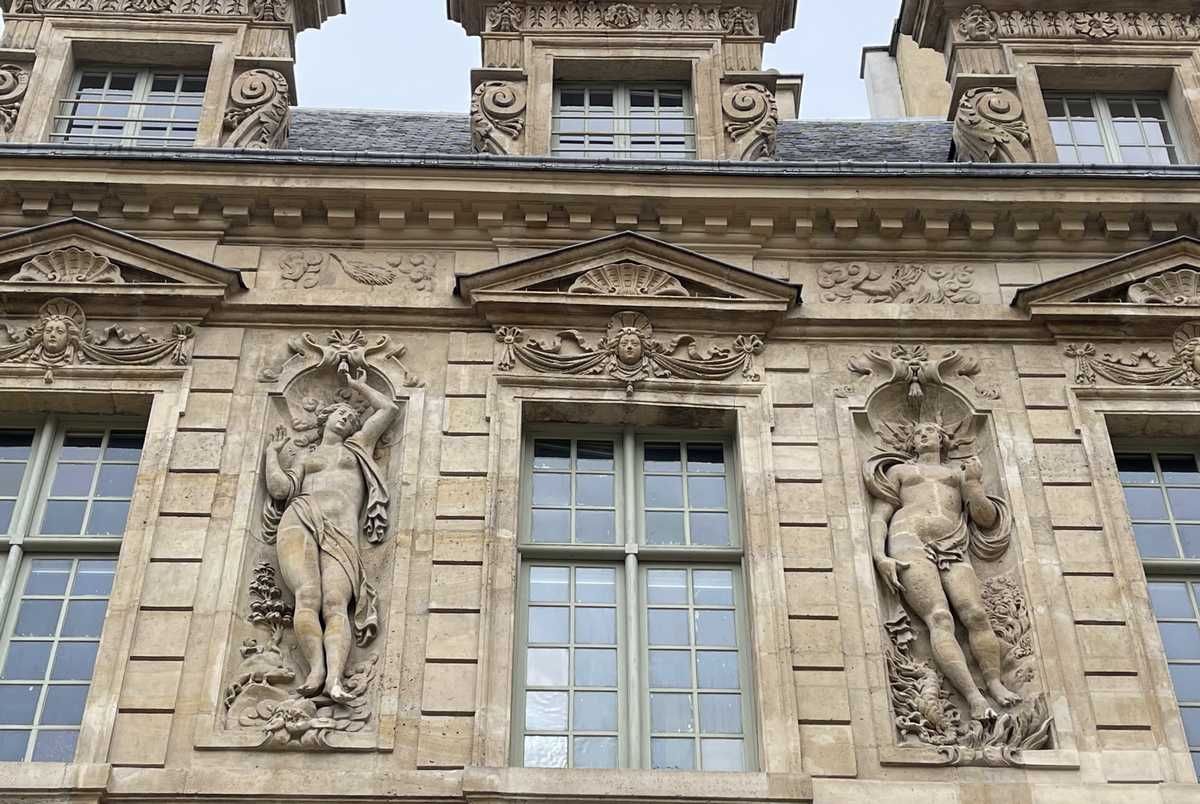אוטל דה סולי (Hôtel de Sully), אלגוריות של אש ואוויר מתוך ארבעת היסודות