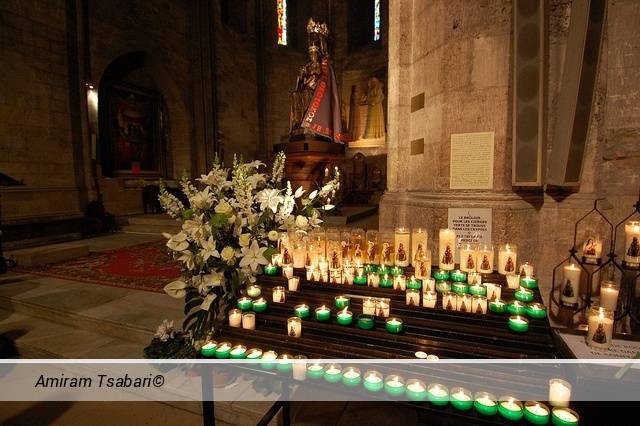 נרות הדונג הירוקים המשמשים בכנסייה כל ימות השנה Acor-Cannes ©