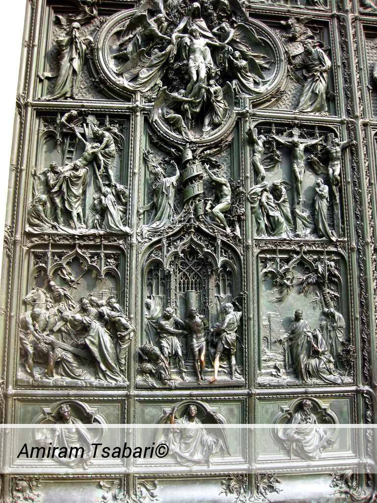 האדיקט של קונסטנטין המוצג על דלת הארד של אריגו מינרבי בקתדרלה של מילאנו