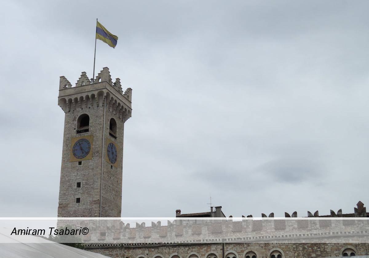 הפאלאצו פרטוריו מימי הביניים עם המגדל האזרחי