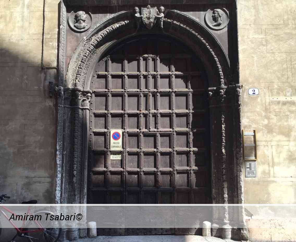 שער הכניסה לפאלאצו קונפלוניירי מן המאה החמש עשרה.