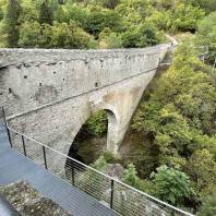 פונט ד'אל (Pont d'Aël): על גשר-אקוודוקט רומי בלב עמק אאוסטה