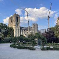 פריז: כיכר ויויאני – מזרקת יוליאנוס הקדוש מכניס האורחים
